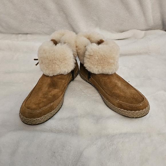 UGG Tan Suede Winter Boots with Cream Fur Size 6M - Picture 3 of 8